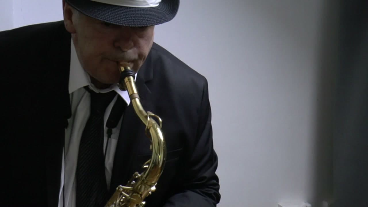Le saxophoniste The Pink Dogs en costume
